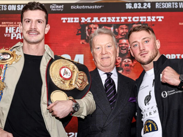 Nathan Heaney (kiri) dan Brad Pauls bersama promotor Frank Warren. (Foto: Queensberry Promotions)