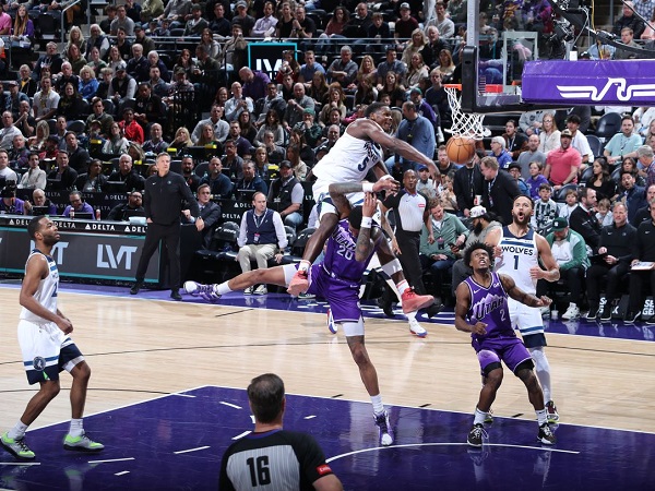 Anthony Edwards angkat bicara soal dunk kerasnya di hadapan John Collins.