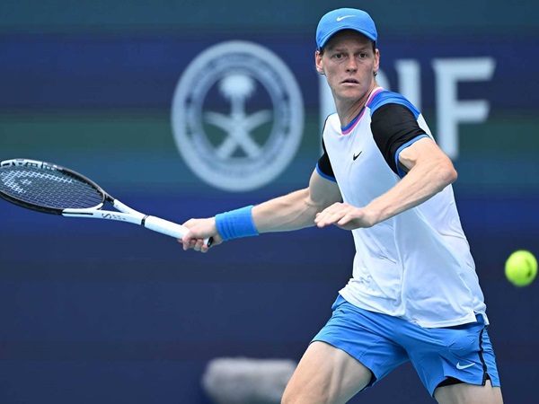 Stefanos Tsitsipas Gigit Jari, Jannik Sinner Lulus Rintangan Pertama Di Miami