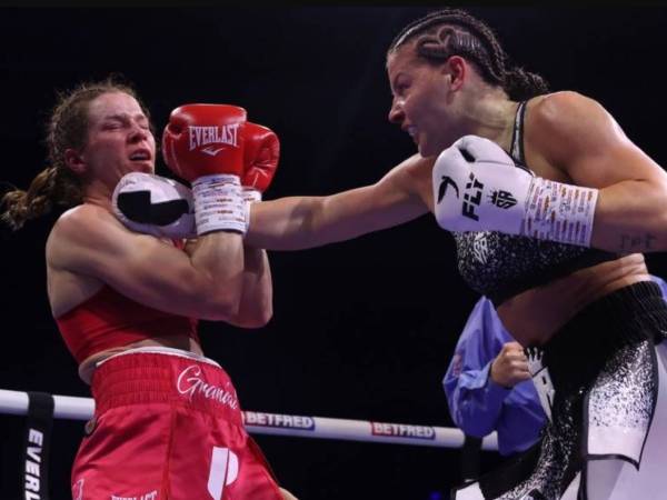 Sandy Ryan (kanan) mendaratkan pukulan pada Terri Harper. (Foto: Matchroom Boxing)