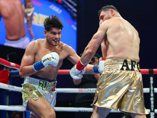 Gilberto Ramirez (kiri) mengalahkan pemegang sabuk penjelajah WBA Arsen Goulamirian. (Foto: Golden Boy Promotions)