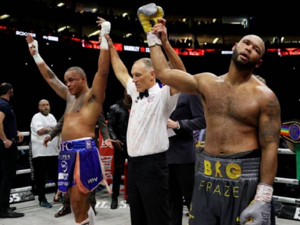 Frazer Clarke (kanan) terlihat kecewa setelah duelnya melawan juara kelas berat British dan Commonwealth, Fabio Wardley, berakhir seri. (Foto: Ring TV)