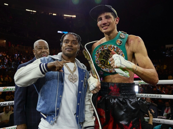 Sebastian Fundora (kanan) berpose dengan Errol Spence Jr setelah duelnya melawan Tim Tszyu. (Foto: No Limit Boxing)