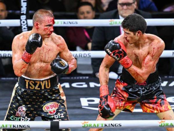 Duel penuh darah antara Sebastian Fundora (kanan) dan Tim Tszyu. (Foto: PBC)