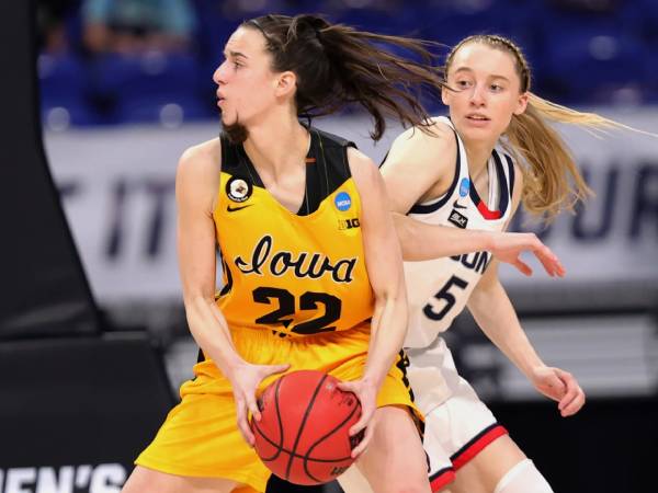 Caitlin Clark (kiri) dan Paige Bueckers hanya pernah sekali bertemu sejak Maret 2021. (Foto: ESPN)