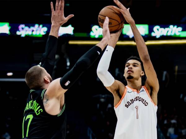 Victor Wembanyama (kanan) mencetak 17 poin saat San Antonio Spurs meraih kemenangan 111-109 atas New Orleans Pelicans pada Jumat (5/4) malam. (Foto: AP)