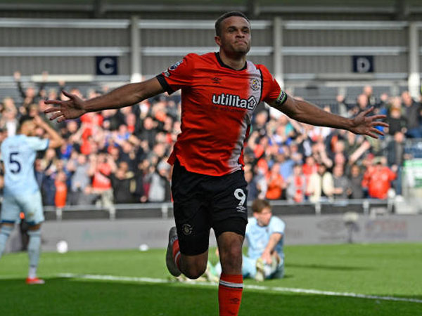 Gol Dramatis Carlton Morris Lengkapi Kemenangan Comeback Luton Town