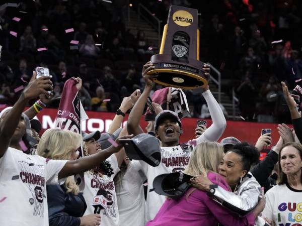 South Carolina merayakan trofi juara NCAA setelah mengalahkan Iowa dengan skor 87-75. (Foto: AP)