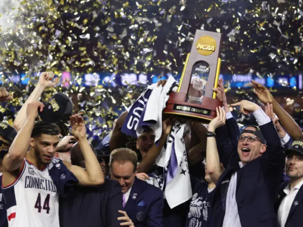 UConn Huskies merayakan gelar NCAA putra kedua berturut-turut setelah mengalahkan Purdue Boilermakers 75-60. (Foto: AP)