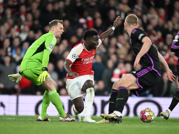 Bukayo Saka menjatuhkan diri setelah bertabrakan dengan Manuel Neuer