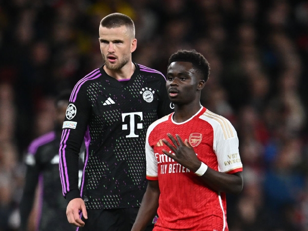 Bek Bayern Munich, Eric Dier, saat berhadapan dengan Bukayo Saka dari Arsenal