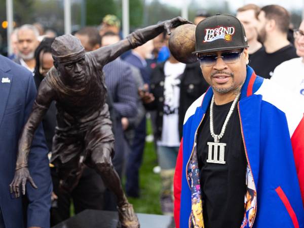 Allen Iverson (kanan) berpose dengan patungnya yang diresmikan di depan kompleks latihan tim di Camden. (Foto: AP)