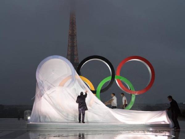 Sejumlah pejabat Komite Olimpiade Paris 2024 menyingkap selubung logo Olimpiade di Trocadero Square di Paris, Prancis. (Foto: Xinhua)