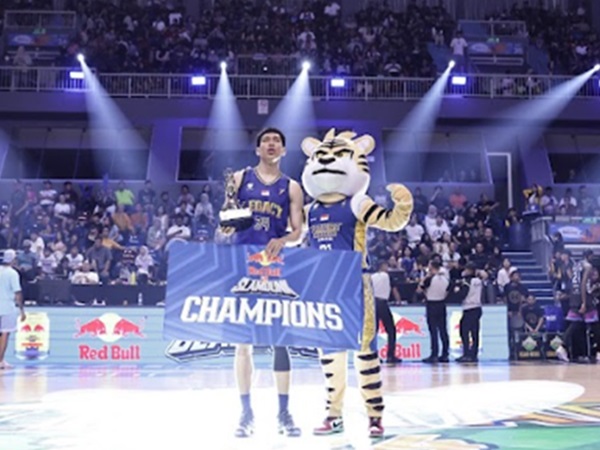 Pandu Wiguna Menangkan Kontes Slam Dunk IBL All-Star 2024