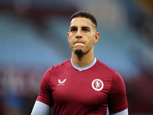 Bek Aston Villa yaitu Diego Carlos, disebut masuk dalam radar AC Milan jelang dibukanya bursa transfer musim panas 2024 / via Getty Images