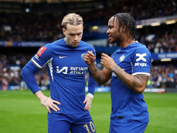 Dua pemain Chelsea, Raheem Sterling dan Mykhaylo Mudryk