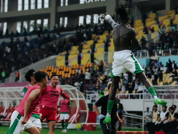 Penyerang PSS Sleman, Ajak Riak merayakan gol ke gawang Persib Bandung