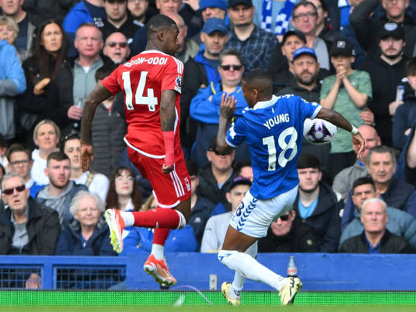 Nottingham Forest Seharusnya Dapat Penalti, Howard Webb Akui VAR Lalai