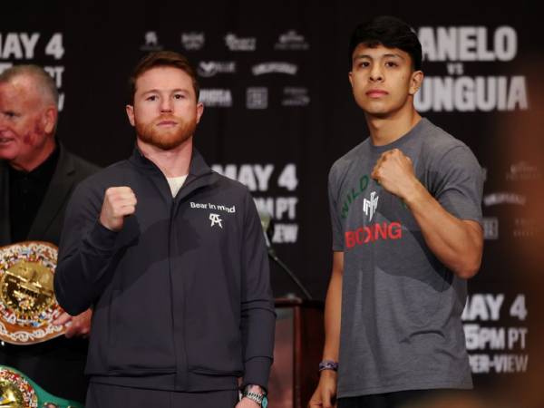 Canelo Alvarez (kiri) dan Jaime Munguia. (Foto: Ring TV)