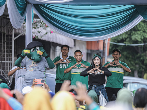 Pemain Persebaya Surabaya, Oktafianus Fernando dan dua rekannya menyapa warga