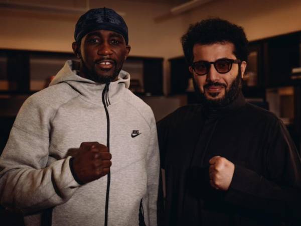 Turki Alalshikh (kanan) bersama Terence Crawford. (Foto: Riyadh Season)