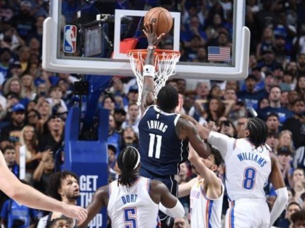 Kyrie Irving (tengah) melesakkan tembakan dengan tangan kiri pada menit terakhir untuk membantu Dallas Mavericks mengalahkan Oklahoma City Thunder 105-101 pada Sabtu (11/5) di Game 3 seri playoff semifinal Wilayah Barat. (Foto: ESPN)