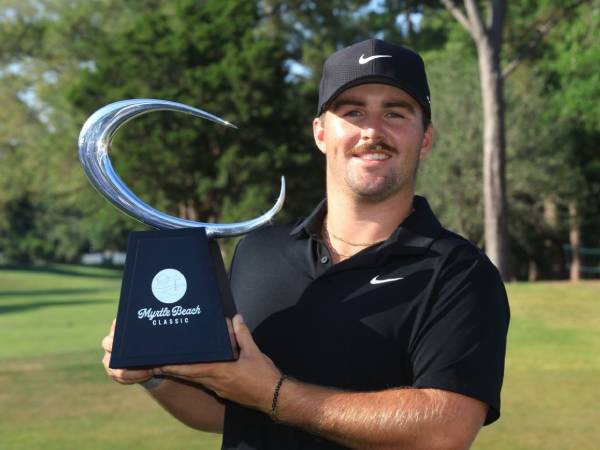 Chris Gotterup berpose dengan trofi Myrtle Beach Classic. (Foto: PGA Tour)