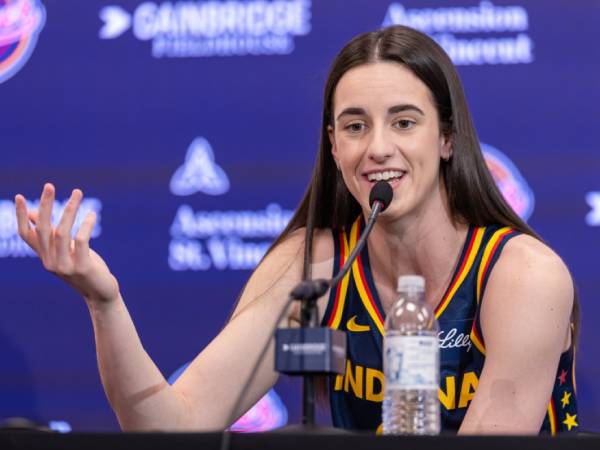 Caitlin Clark menjawab pertanyaan media dalam konferensi pers. (Foto: AP)