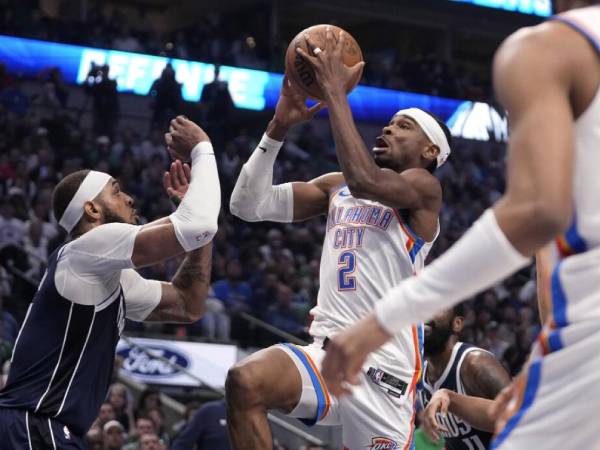 Shai Gilgeous-Alexander (tengah) mencetak 34 poin saat Oklahoma City Thunder meraih kemenangan 100-96 atas Dallas Mavericks pada Senin (1/5) malam untuk menyamakan kedudukan 2-2 di seri playoff semifinal Wilayah Barat. (Foto: AP)