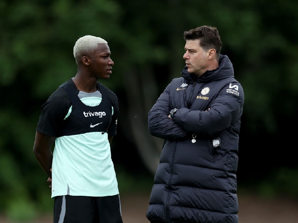 Moises Caicedo berbicara dengan pelatih kepala Chelsea, Mauricio Pochettino