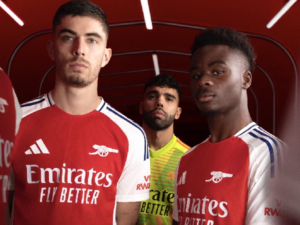 Seragam kandang Arsenal untuk musim 2024-25 yang menampilkan simbol meriam