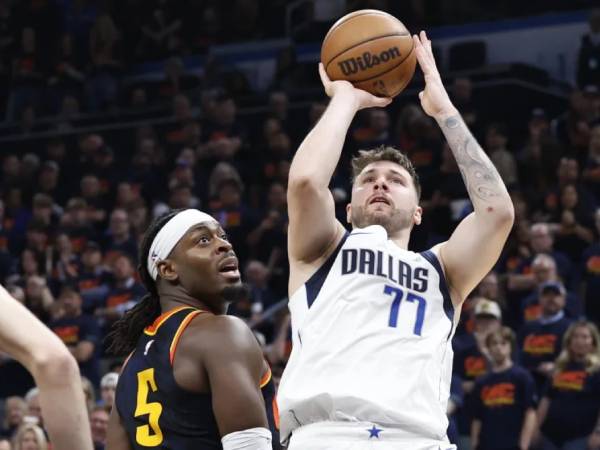 Luka Doncic (kanan) membukukan triple-double keenam dalam kariernya di playoff saat Dallas Mavericks mengalahkan Oklahoma City Thunder 104-92 pada Rabu (15/5) malam untuk memimpin 3-2 dalam seri semifinal Wilayah Barat.