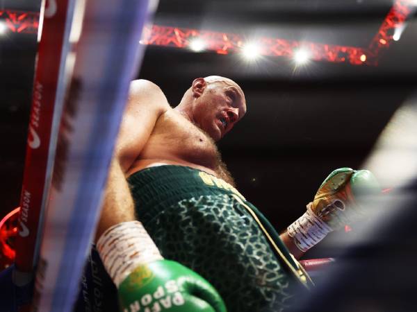 Tyson Fury terlihat tersandar di tali ring setelah tak berdaya dipukuli Oleksandr Usyk di ronde sembilan. (Foto: Sun Star)