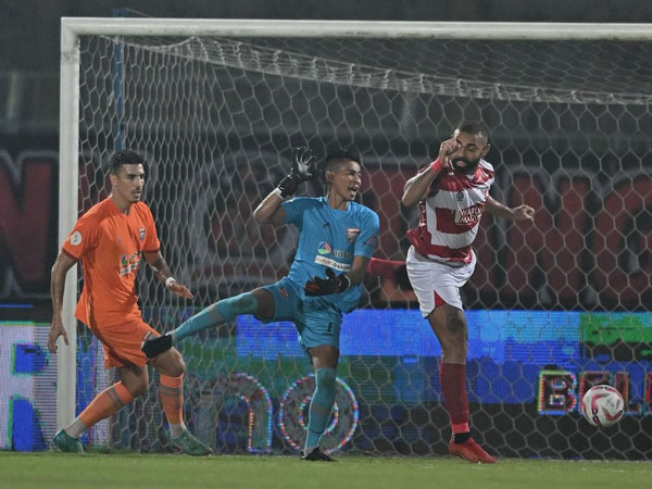 Pertandingan leg pertama semi final antara Madura United kontra Borneo FC