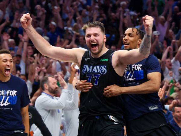 Luka Doncic (tengah) merayakan kemenangan saat Dallas Mavericks memastikan tiket ke final Wilayah Barat setelah menutup seri melawan OKC Thunder dengan skor 4-2. (Foto: AP)