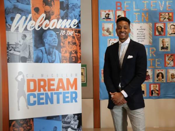 CJ McCollum berpose di salah satu CJ McCollum Dream Center yang didirikannya. (Foto: NBA.com)