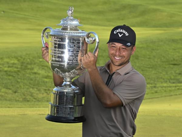 Xander Schauffele mengangkat trofi Wanamaker sebagai pemenang turnamen PGA Championships 2024. (Foto: AP)