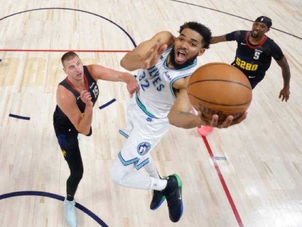 Karl-Anthony Towns rata-rata mencetak 18,8 poin dan 9,3 rebound dalam 11 pertandingan playoff musim ini. (Foto: AP)