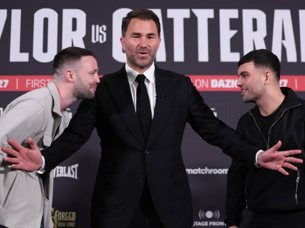 Jack Catterall (kanan) dan Josh Taylor dengan promotor Eddie Hearn. (Foto: Matchroom Boxing)