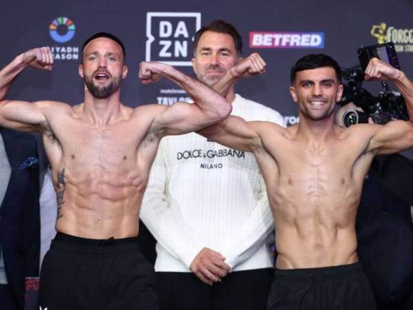 Jack Catterall (kanan) memiliki berat badan 0,2 pound lebih berat dari Josh Taylor saat acara timbang badan pada Jumat (24/5). (Foto: SNS Group)