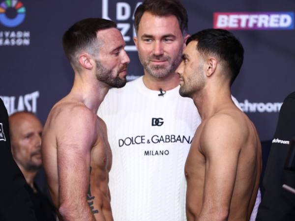 Jack Catterall (kanan) dan Josh Taylor saat acara timbang badan pada Jumat (24/5). (Foto: Matchroom Boxing)