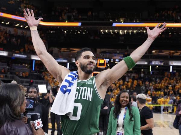 Jayson Tatum merayakan kemenangan Boston Celtics di Game 3 versus Pacers dan selangkah lagi mengulang penampilan di Final NBA pada 2022. (Foto: AP)
