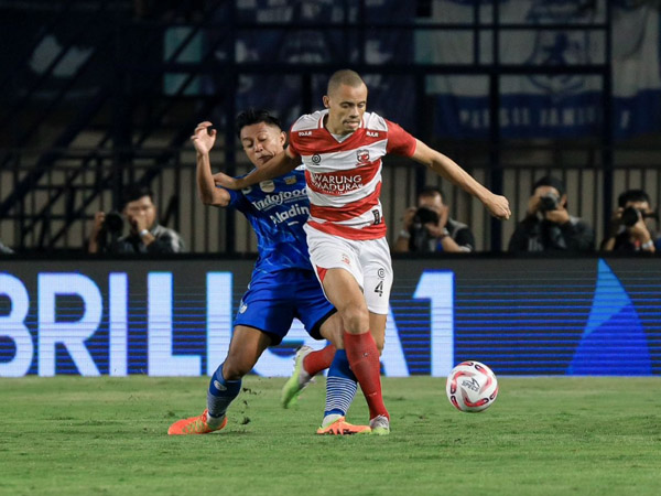 Pemain bertahan Madura United, Cleberson di laga kontra Persib Bandung