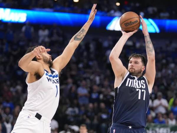 Luka Doncic (kanan) mencetak 33 poin saat Dallas Mavericks mengalahkan Minnesota Timberwolves 116-107 pada Minggu (26/5) malam untuk unggul 3-0 di final Wilayah Barat. (Foto: AP)