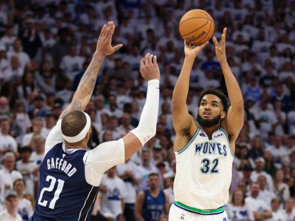 Karl-Anthony Towns memiliki persentase 3 poin terburuk (12,5%) dalam rentang waktu lima pertandingan di antara para pemain yang melakukan 30 atau lebih percobaan tembakan 3 angka dalam sejarah playoff NBA. (Foto: AFP)