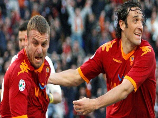 Luca Toni (kanan) menyebut AS Roma sudah membuat langkah tepat dengan menunjuk Daniele De Rossi sebagai manajer tim / via Eurosport