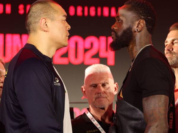 Zhilei Zhang (kiri) disebut lawan yang sempurna untuk mengeluarkan kemampuan terbaik Deontay Wilder. (Foto: Matchroom Boxing)