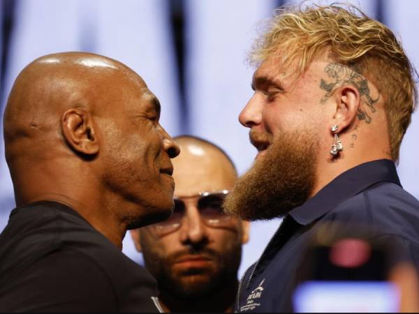 Mike Tyson (kiri) dan Jake Paul. (Foto: Ring TV)