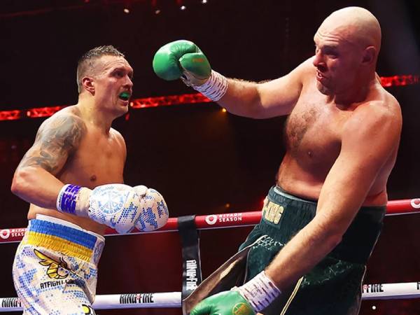 Tyson Fury (kanan) harus mengakui keunggulan Oleksandr Usyk dalam pertarungan mereka awal bulan lalu. (Foto: Ring TV)