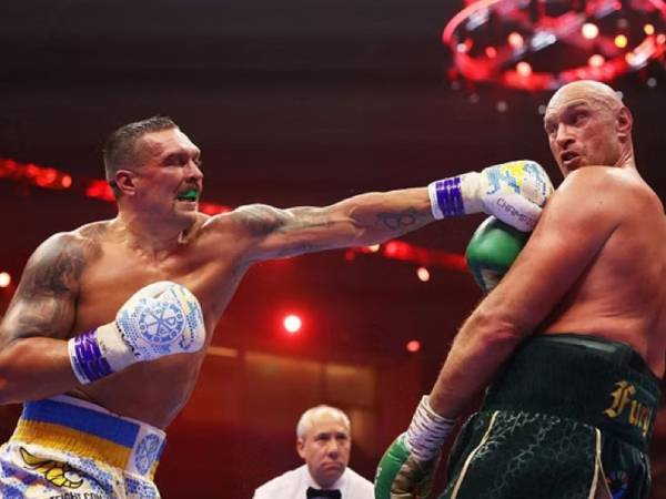 Oleksandr Usyk (kiri) mengalahkan Tyson Fury di pertemuan pertama. (Foto: Ring TV)